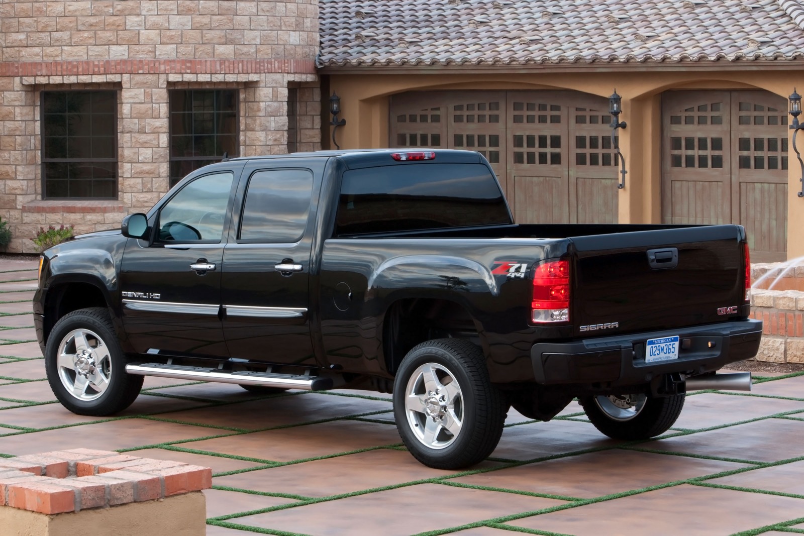 2014 GMC Sierra 2500HD VINs, Configurations, MSRP & Specs - AutoDetective